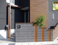 姫路市・新築外構　ジャスティブロックとアートボードの境界塀