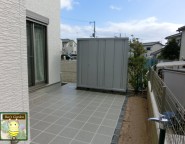 加古川市・新築外構　玄関ポーチも外構で、陽当たりの良いタイルテラスのある中庭