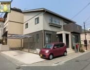 姫路市｜新築外構　赤いポストとエバーアートボードの門柱・玄関ポーチを含む角地の新築外構