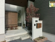 姫路市｜外構　外構で作る玄関ポーチ・中庭と同じ素材一体感を