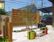 姫路市｜角地の新築外構　エバーアートウッドを使った板塀とアートボードの門柱
