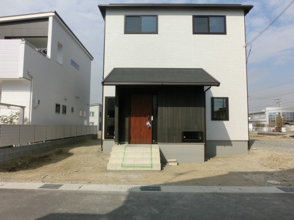 Vol 15 完工 玄関ポーチは外構で 門柱と目隠しを兼ねたカッコいい自転車置き場 Vol 15 完工 玄関ポーチは外構で 門柱と目隠しを兼ねたカッコいい自転車置き場