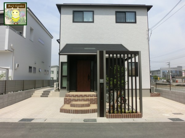 Vol 15 完工 玄関ポーチは外構で 門柱と目隠しを兼ねたカッコいい自転車置き場 Vol 15 完工 玄関ポーチは外構で 門柱と目隠しを兼ねたカッコいい自転車置き場