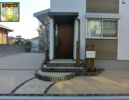 姫路市｜外構　外構で施工する玄関ポーチと動線・エバーアートウッドの門柱