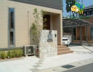 姫路市新築外構　洋石貼りの門柱とストーニィのアプローチ