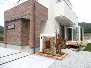 姫路・たつの・太子・相生・赤穂・加古川・高砂の外構＆お庭は、新築・リフォームともに「1級エクステリアプランナー」のガーデンプランショップ、ビーズガーデンへ。