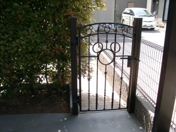 Vol 6 自転車置き場の入り口にディズニー門扉