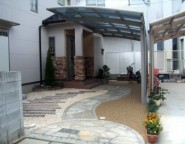 姫路市外構　 洋石貼り玄関・アプローチと樹脂舗装のガレージ