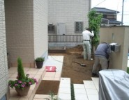 姫路市ガーデンリフォーム　手付かずの中庭プランと玄関ポーチ横の駐輪場